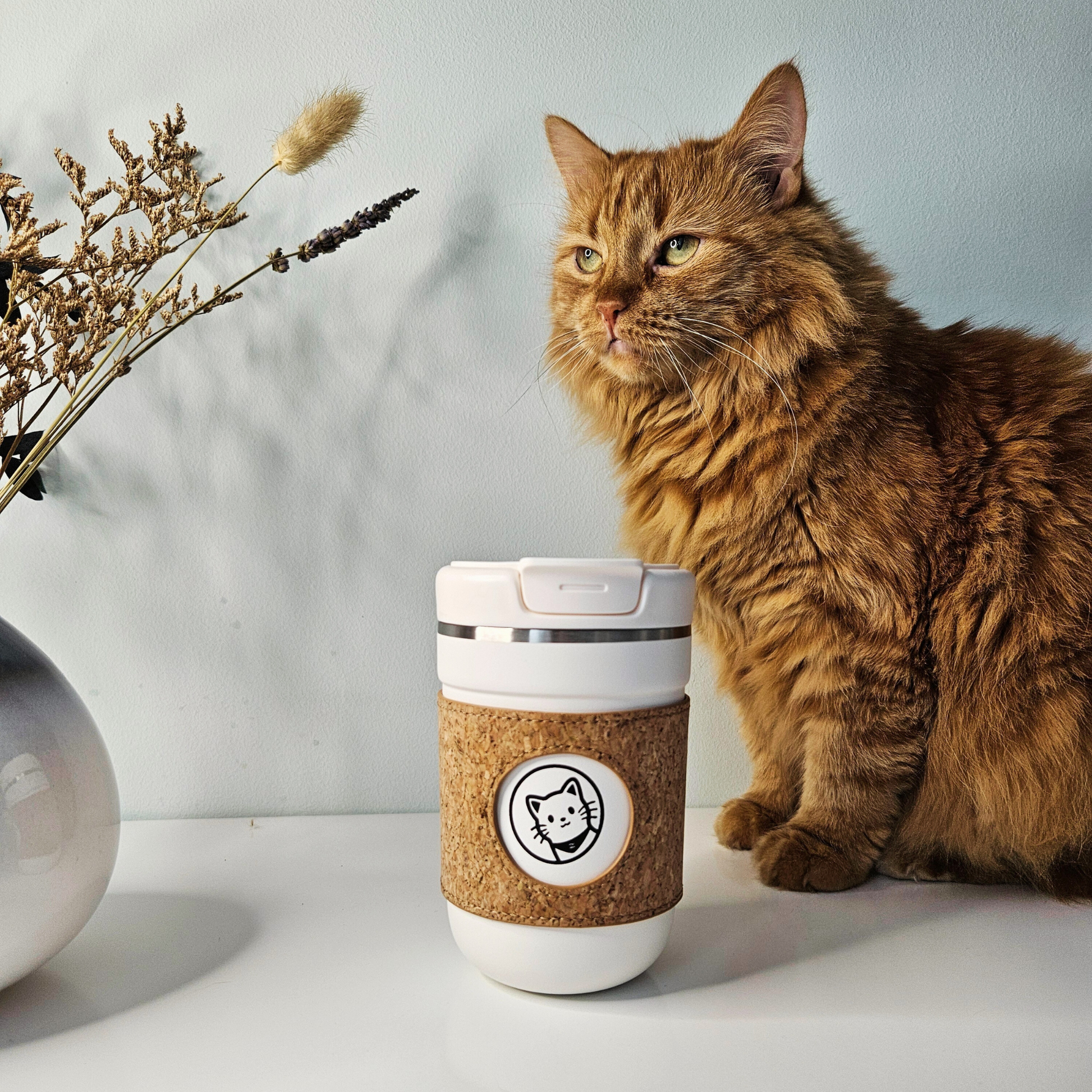 Isolierter Kaffeebecher mit Katze