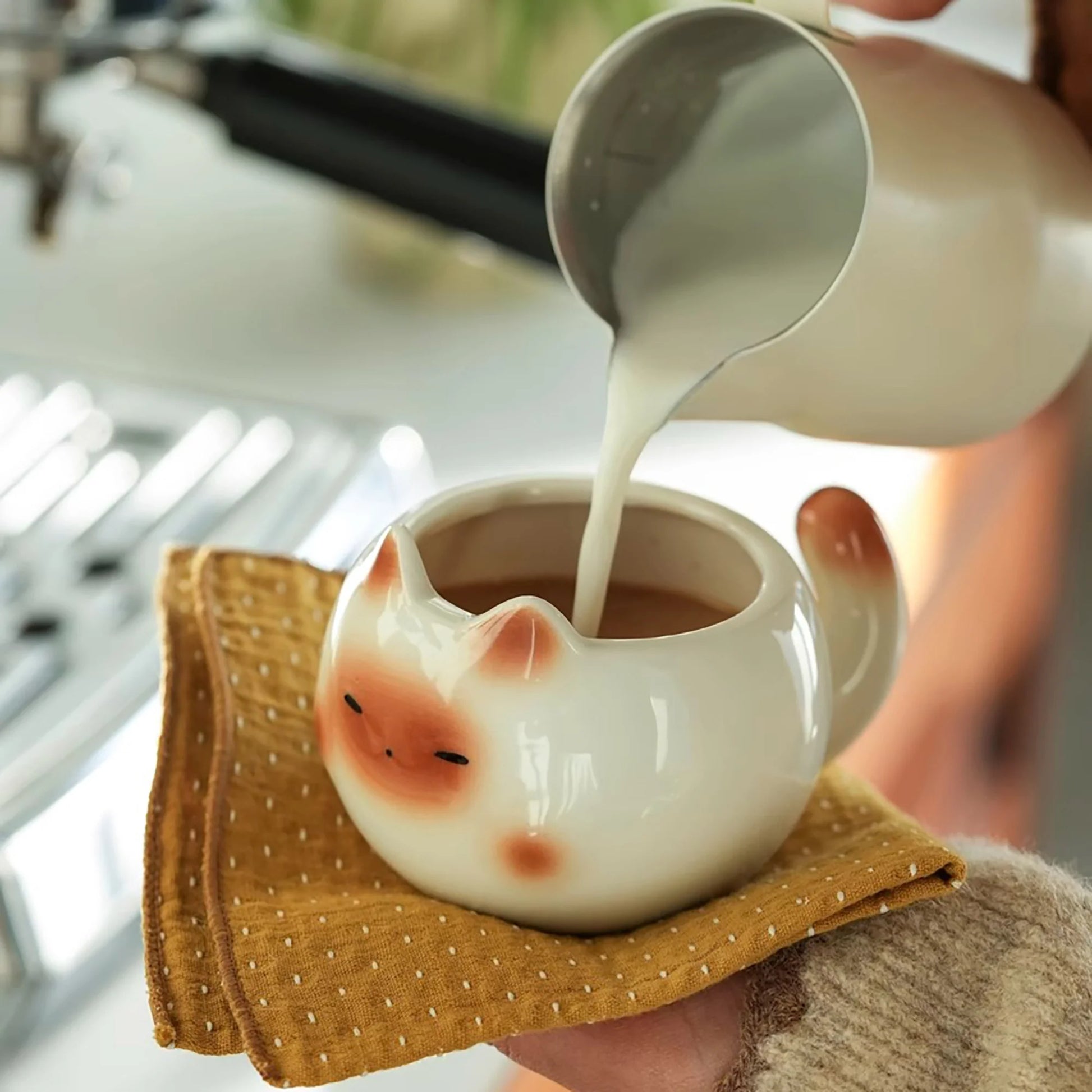 Keramiktasse in Katzenform
