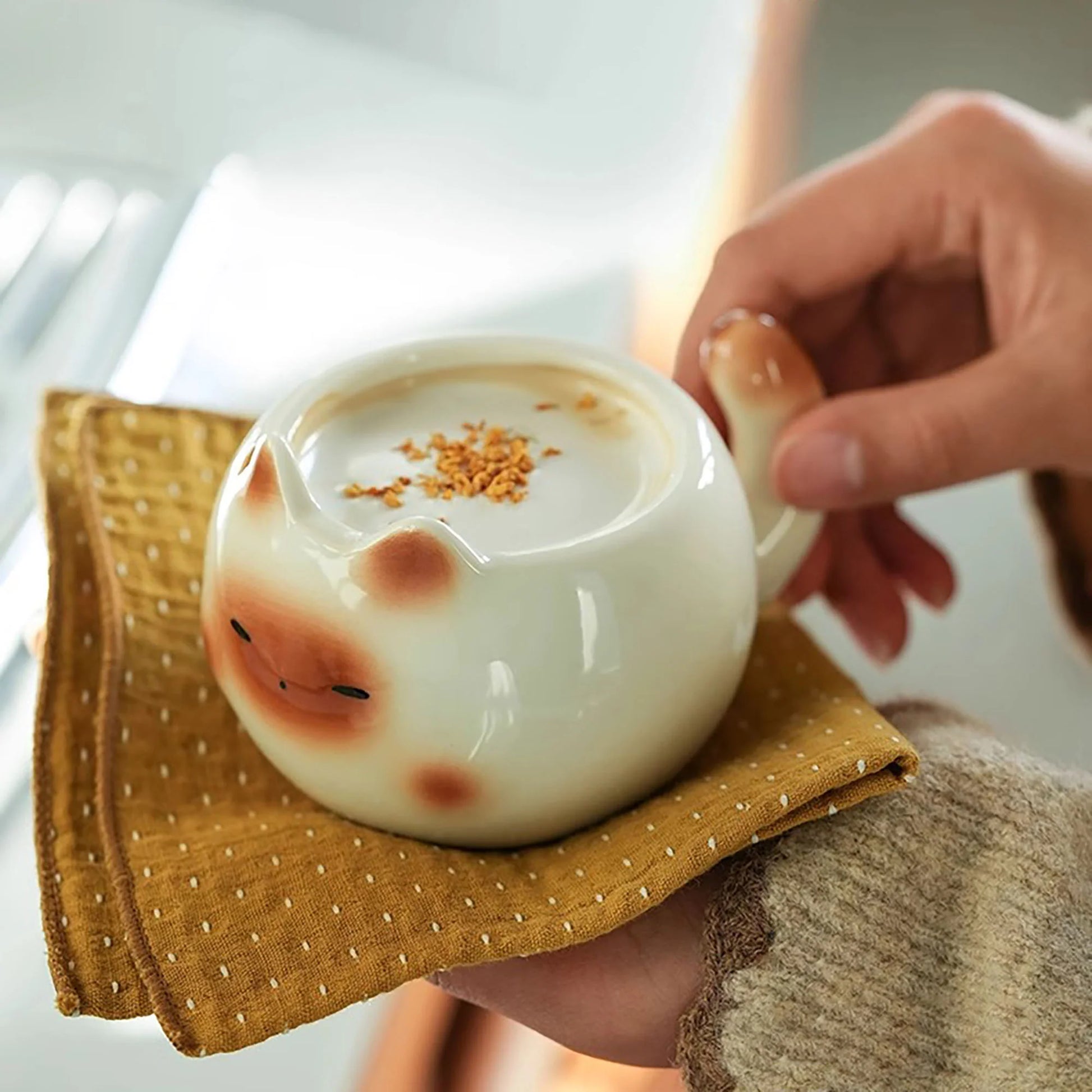 Keramiktasse in Katzenform